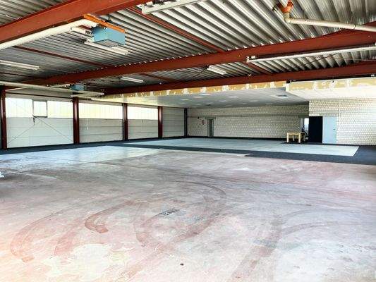 Gewerbehalle Richtung Büro