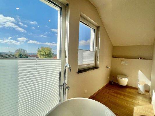 Viele Fenster im top-modernen Bad OG