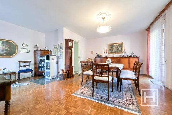 Einladendes Esszimmer mit Kaminofen