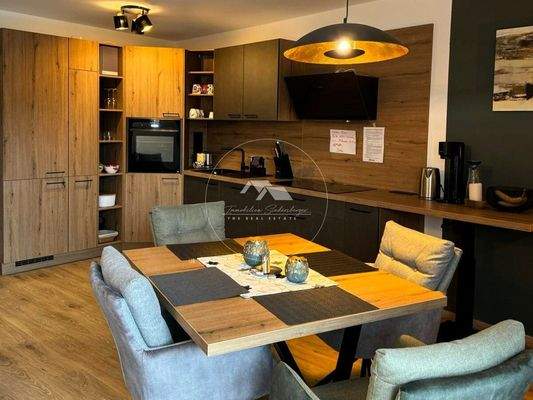 Küchenbereich mit Esstisch