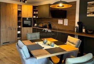 Küchenbereich mit Esstisch