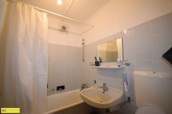 Badezimmer - Geräumige 3 Zimmer WG-Wohnung mit kleinem Balkon im Innenhof Miete Andräviertel Salzburg