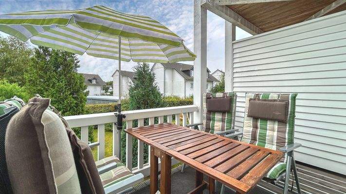 Entspannte Sitzgelegenheit auf dem Balkon