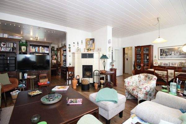 Wohnzimmer mit Übergang zum Esszimmer