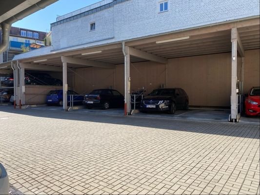 Duplexparker im Hof