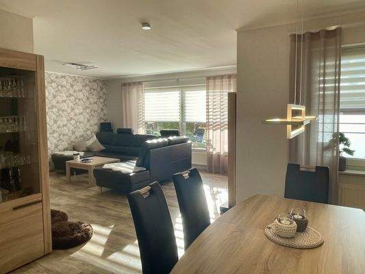 Wohnzimmer mit Essbereich