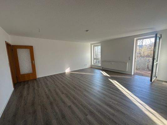 Wohnzimmer mit Austritt Balkon