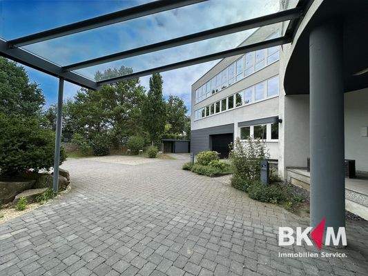 Vorgarten und Parkplätze