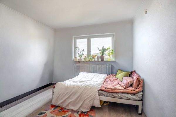 Helles Kinder- oder Arbeitszimmer mit angenehmer Raumgröße