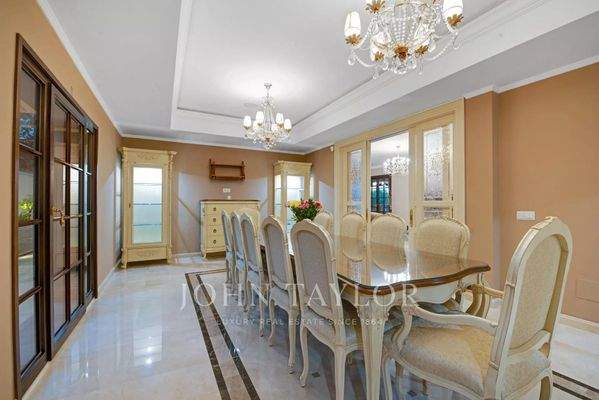 Esszimmer Fliesen Kronleuchter Schiebefenster