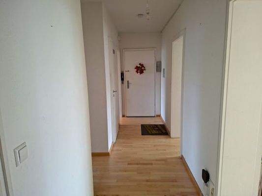 Flur, 3 Glasschiebetüren sorgen für Tageslicheinfall