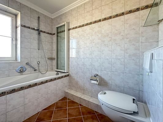 Bad mit Wanne und WC