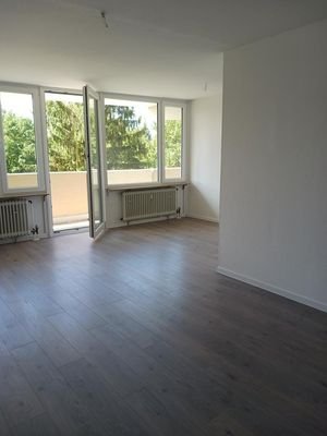 Wohnzimmer mit Blick zum Balkon