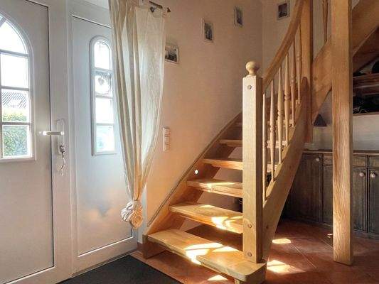 Eingangsbereich und Treppe zur Dachgeschosswohnung