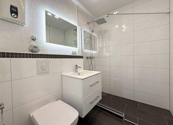 modernes Bad mit ebenerdiger Dusche