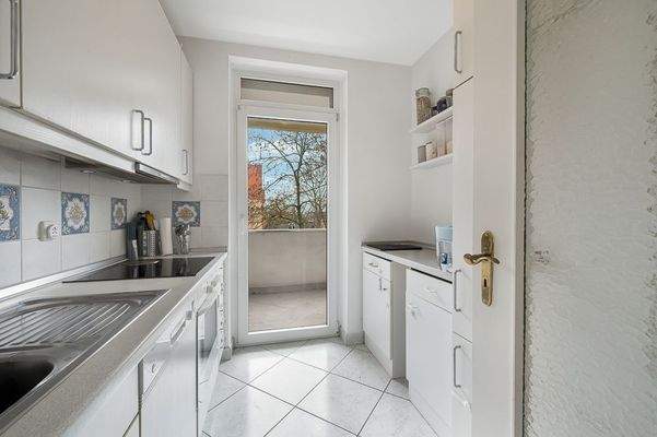 Küche mit Zugang zum Balkon