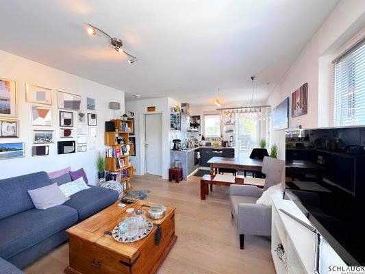 Wohnzimmer mit Terrasse und Balkon