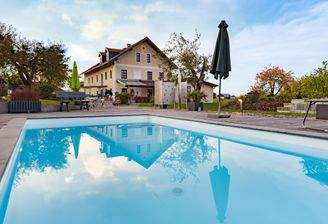 Außenansicht mit Pool