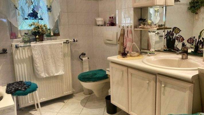 Bad mit Wanne und Dusche