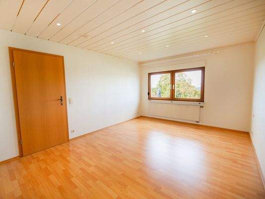 das Schlafzimmer im EG mit Gartenfenster lädt zum Träumen ein