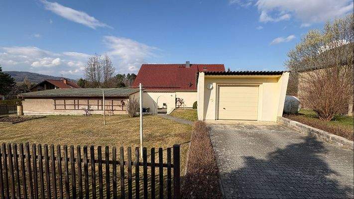 Garage mit Stellplatzmöglichkeit