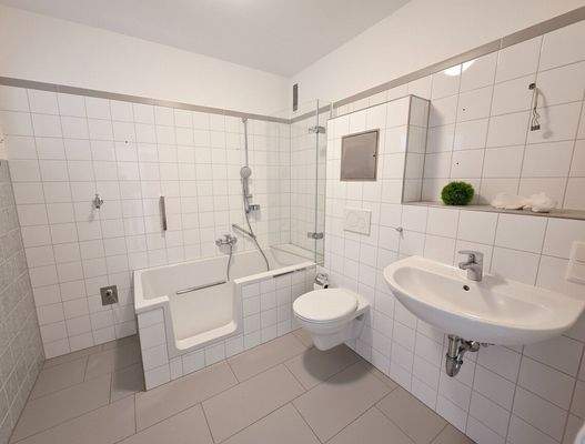 Badezimmer mit WC sowie Tiefeinstieg-Wanne mit klappbarer Glas-Duschabtrennung (1) #134416