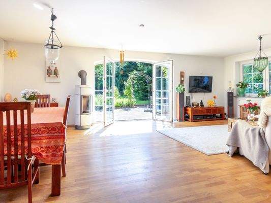 Lichtdurchflutetes Wohnzimmer