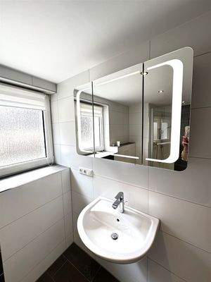 Waschbecken mit Spiegelschrank