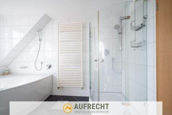 modernes Tageslicht-Bad 2. OG