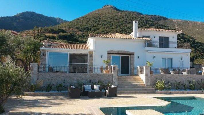 harmonisch eingebettetes Haus mit Außenbereich