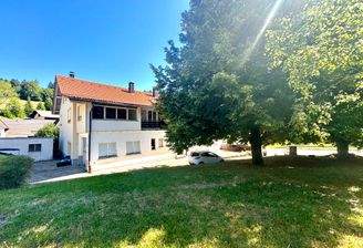 Südseite mit verglaster Veranda und Gartenanlage