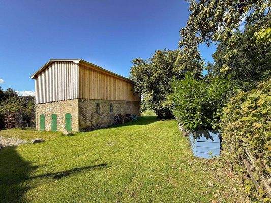 Grundstück hinter der Reetdachkate und dem Stall