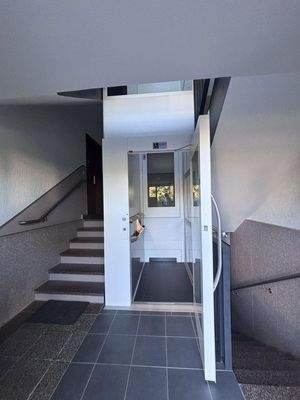 Treppenhaus mit Lift
