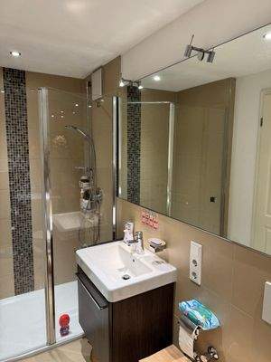 Badezimmer mit Dusche 