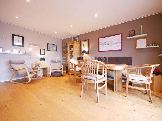 Offener Wohn- / Essbereich mit Balkon im Obergeschoss