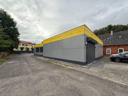 Gebäude mit Parkplatz