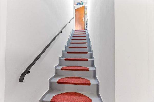 Treppe zur Einliegerwohnung innenliegend