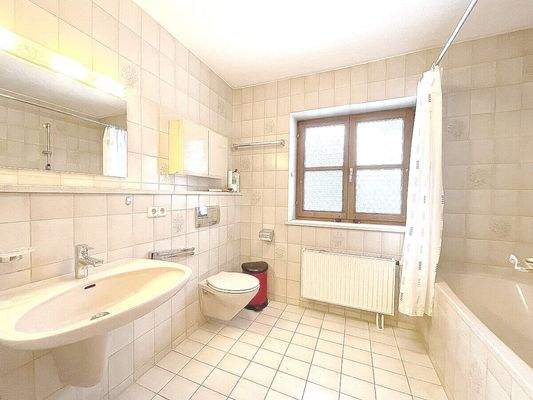 Bad mit Fenster im Einlieger-Apartment