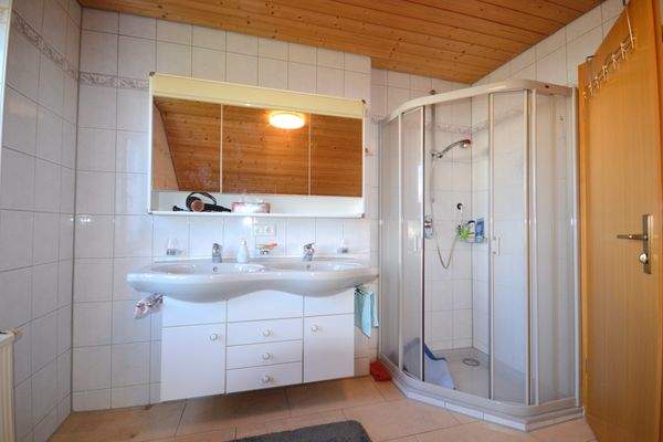 Badezimmer 1.JPG