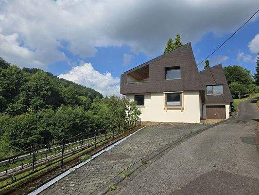 Seitenansicht mit Parkfläche