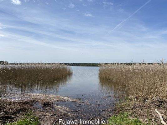 kleiner Seezugang neben der Ferienanlage am Useriner See