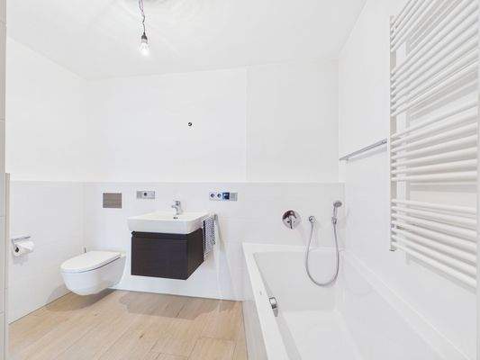 Bad mit Dusche und WC