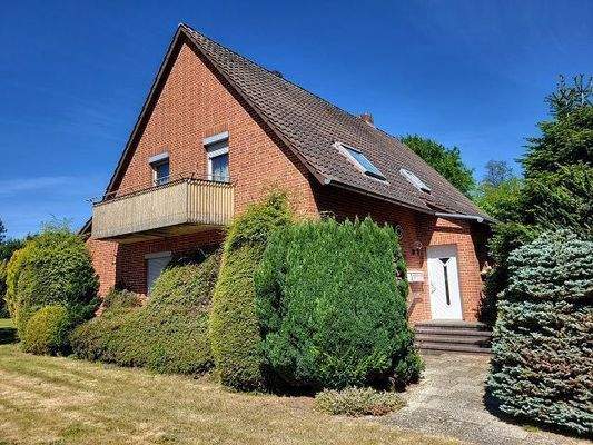 seitliche Ansicht mit Hauseingang