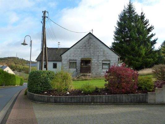 Seitenansicht mit Eingang Wohnung OG rechts