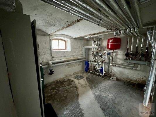 KG: Heizungsraum mit Fernwärme