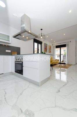 Detached Houses with Private Swimming Pools in Torrevieja Alicante