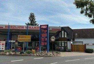 Gesamtansicht Haus mit Tankstelle