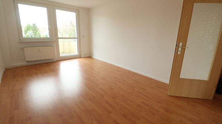 Wohnzimmer mit Balkon