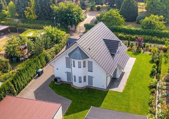 [KI-optimiertes Foto] Hausansicht - Drohne