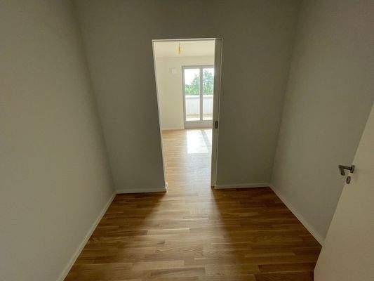 Helles Zimmer mit Holzboden